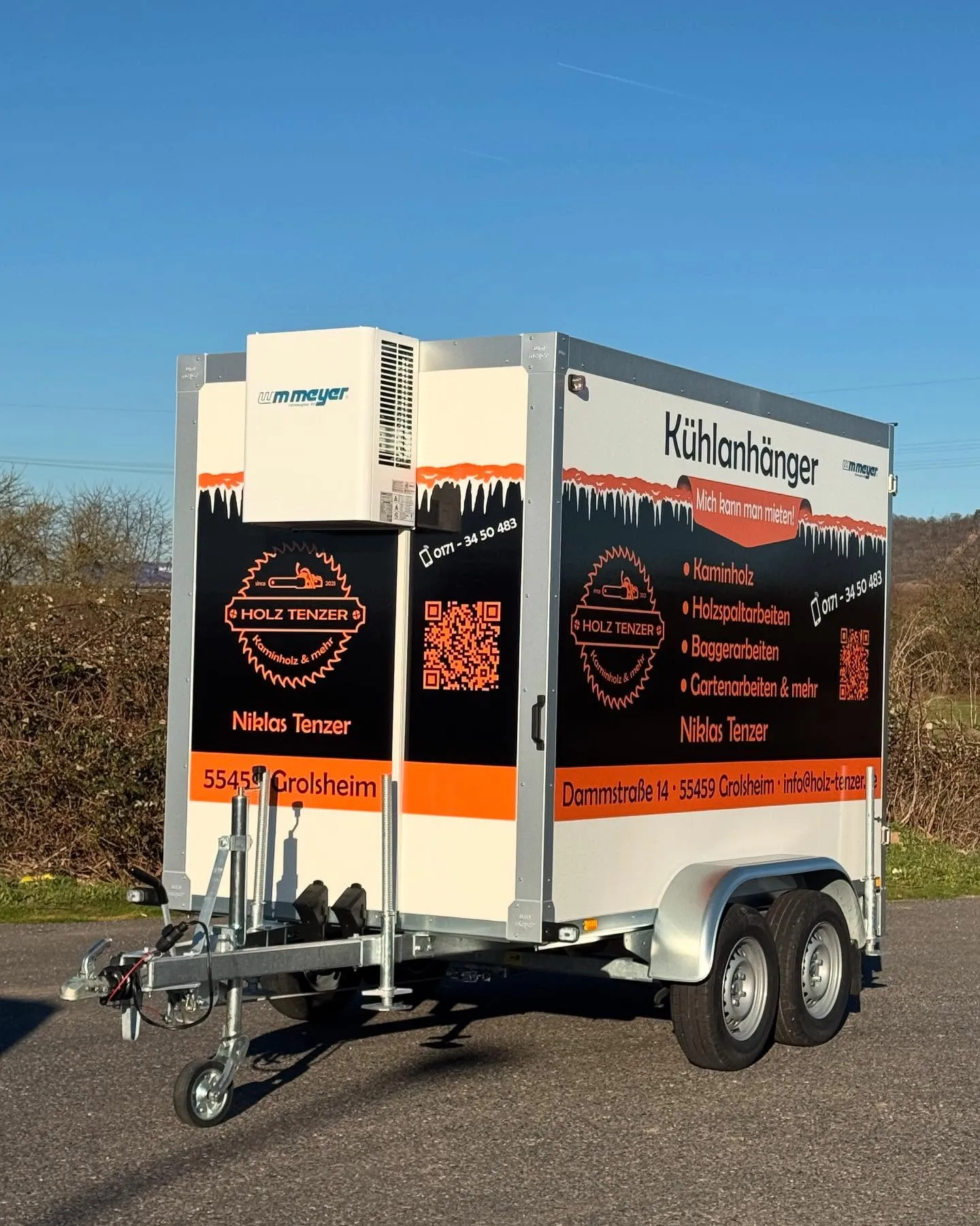 Einen Kühlanhänger mit der Folierung von Holz Tenzer