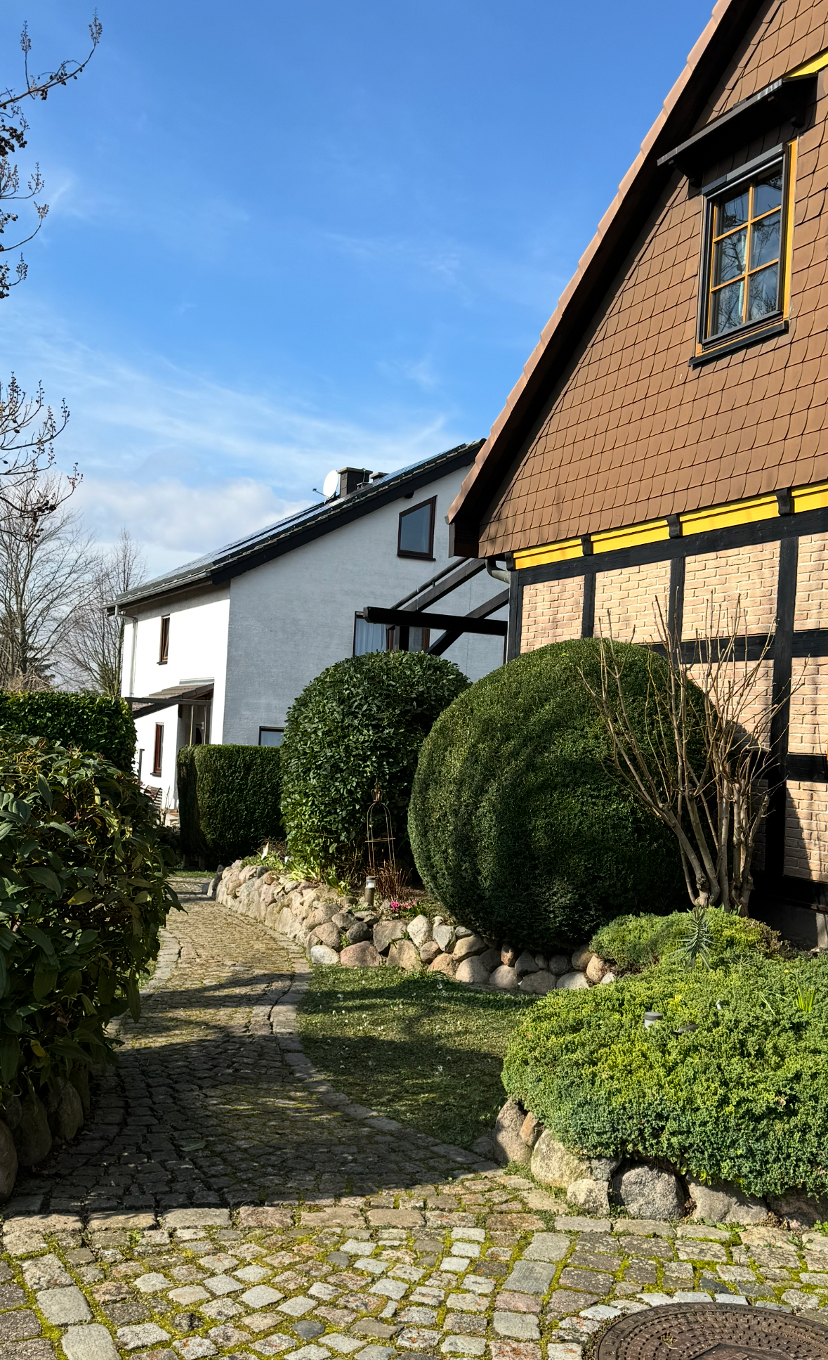 Eine Person die Gartenarbeiten durchführt