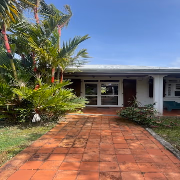 Vue du cabinet de l'extérieur, maison, allée.