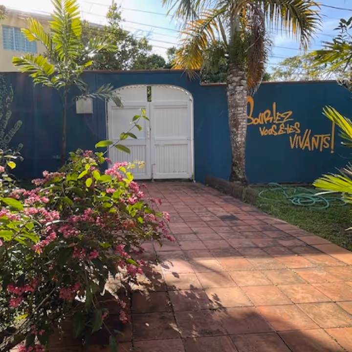 Photo de l'allée extérieur du cabinet, végétation.