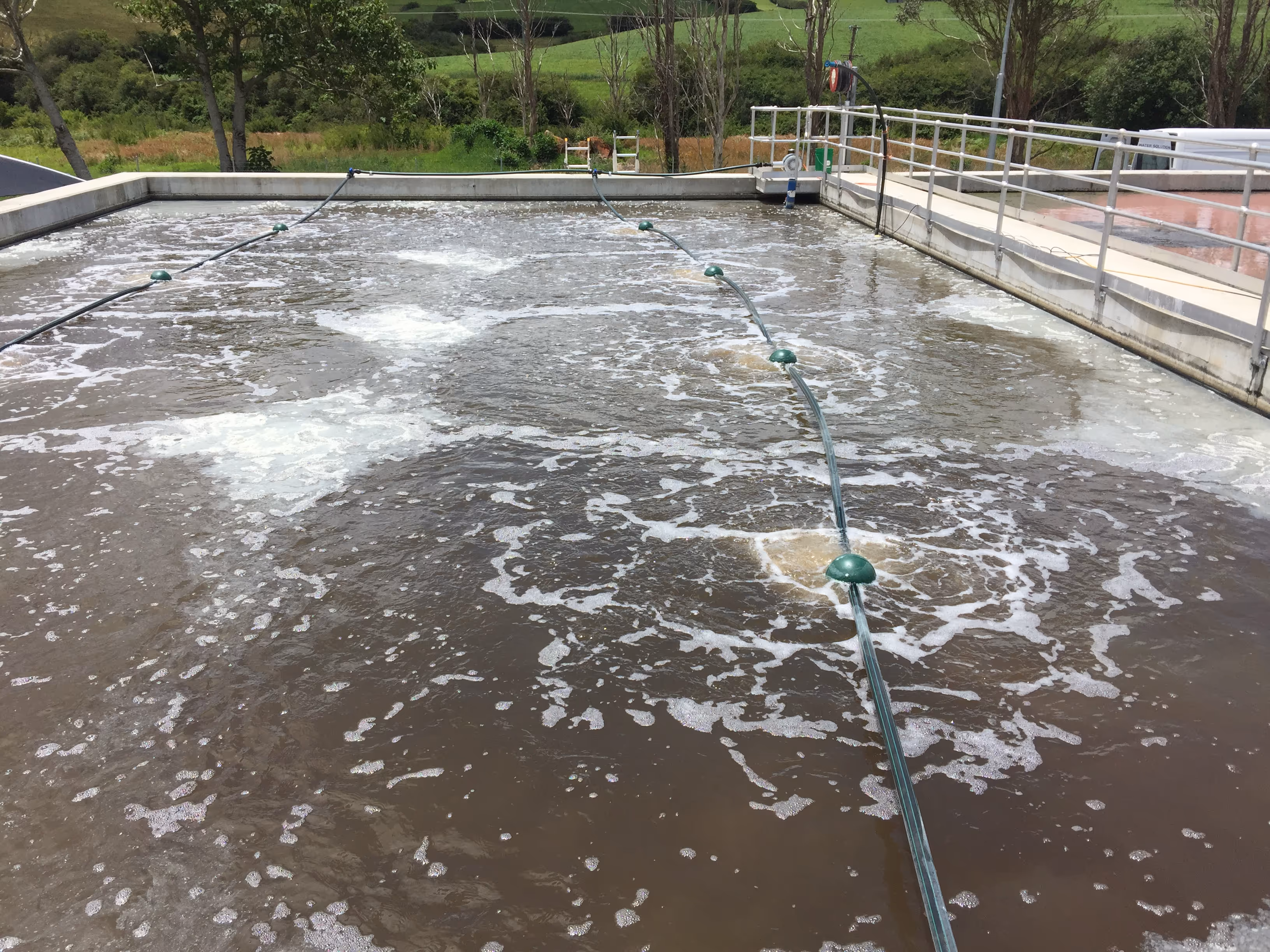 Diffused aeration system providing high dissolved oxygen in landfill and FOGO leachate dams.