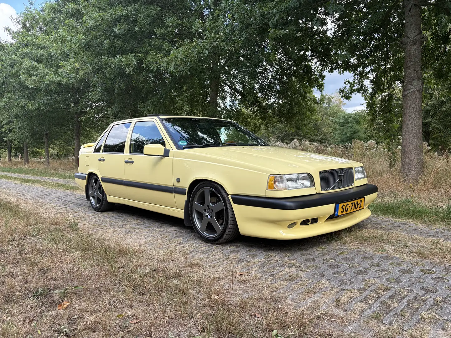 Oudere Volvo 850 bij controle van een opvallend lage kilometerstand