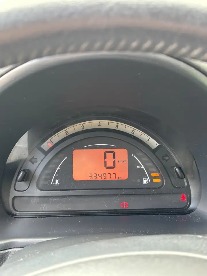 Kilometerstand op het dashboard van een oudere occasion bij controle na tellervervanging