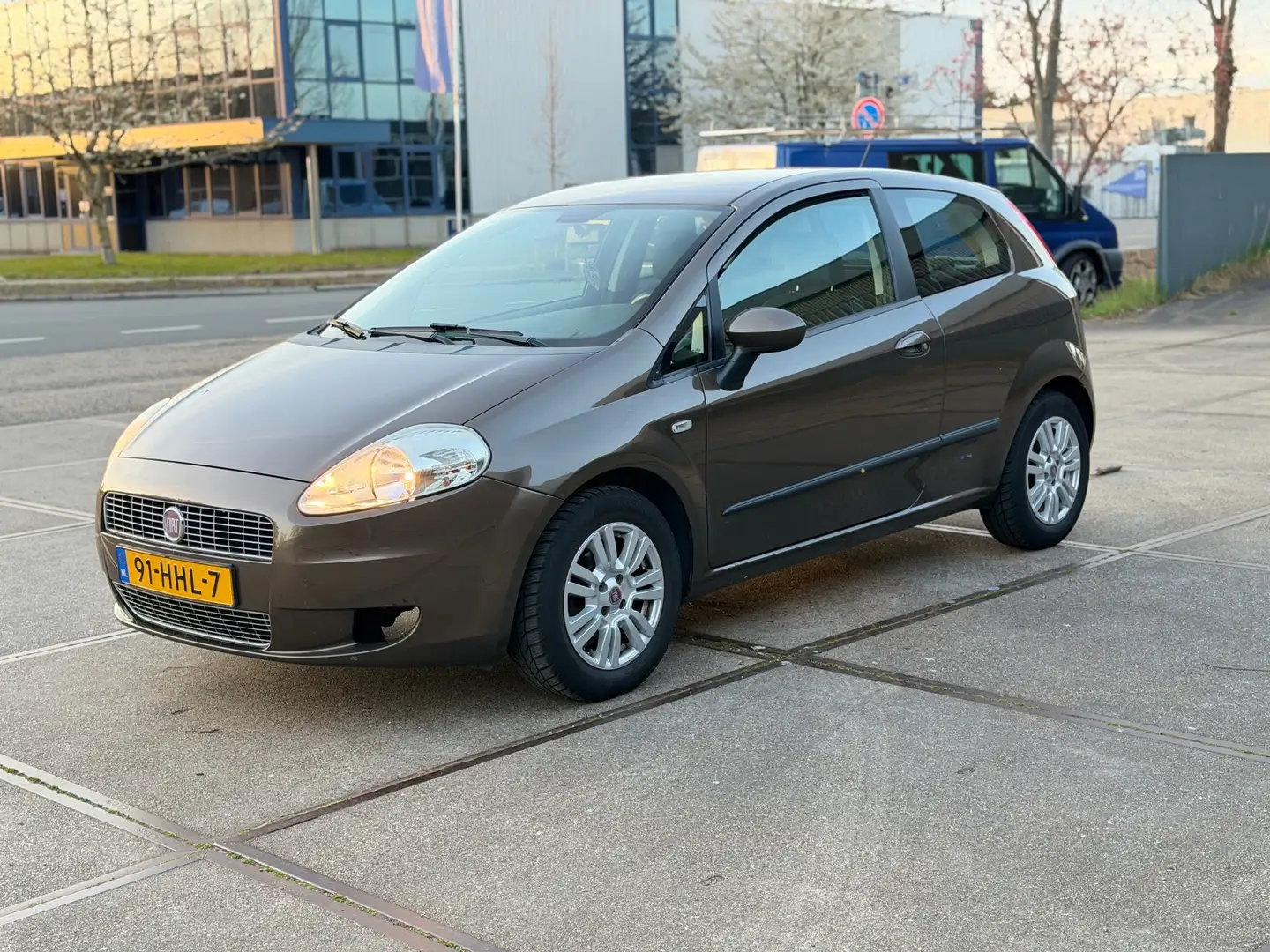 Fiat Grande Punto bij controle van verkoper, kenteken en voertuigdocumenten