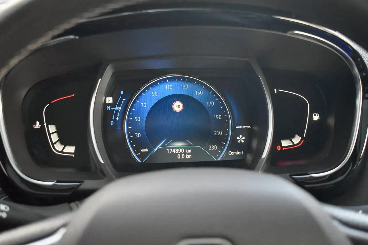 Dashboard van een occasion bij het vergelijken van kilometerstanden op onderhoudsfacturen