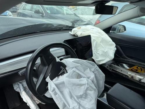 Geactiveerde bestuurders- en zijairbags in een auto na een aanrijding