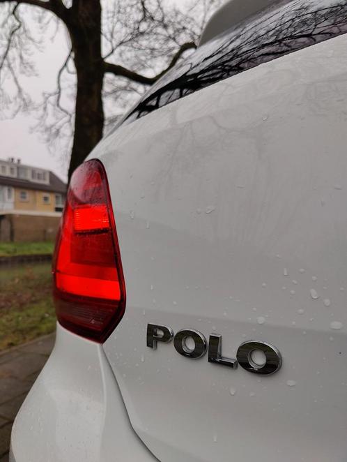 Kleine hageldeuken zichtbaar in een wit carrosseriepaneel bij strijklicht