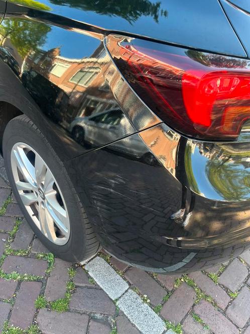 Subtiele schade aan het achterste zijpaneel van een verder complete occasion