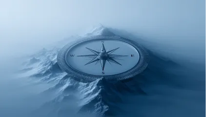 Ruhige, wellenförmige Wasseroberfläche unter einem bewölkten Himmel.