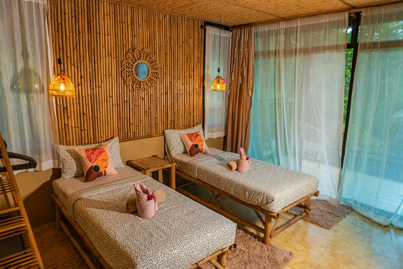 Art Room with two single beds, bamboo walls and decorative pillows