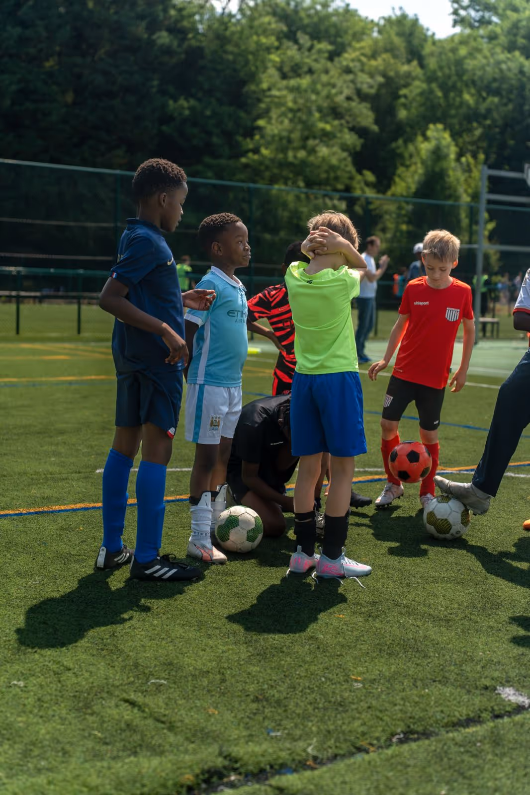 photo du groupe d'enfants sur le terrain de football de pmpk football académie à l'entraînement