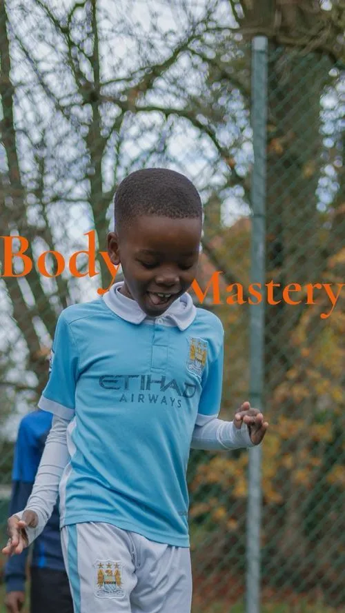 photo d'un enfant qui sourit pendant l'entrainement de pmpk football académie