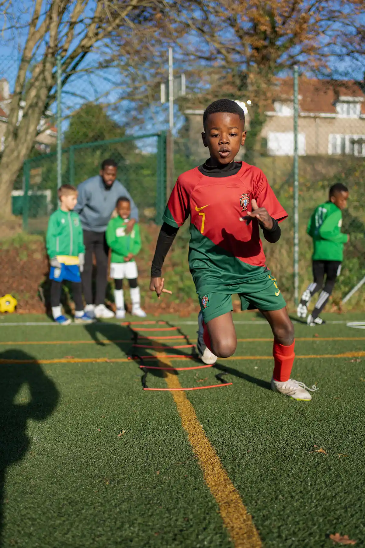 photo d'enfants qui s'entraînent à l'académie pmpk sur un terrain de football