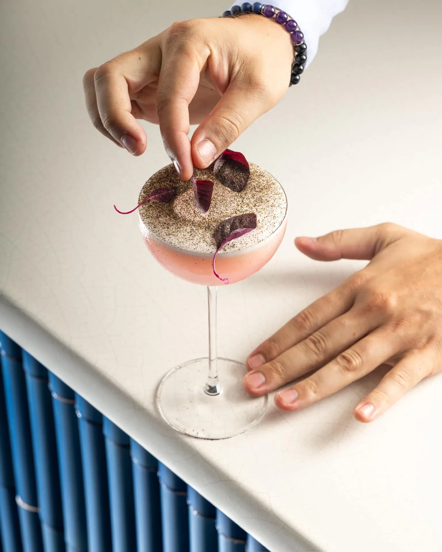 Dressage d'un cocktail rose aux pétales de fleurs séchées