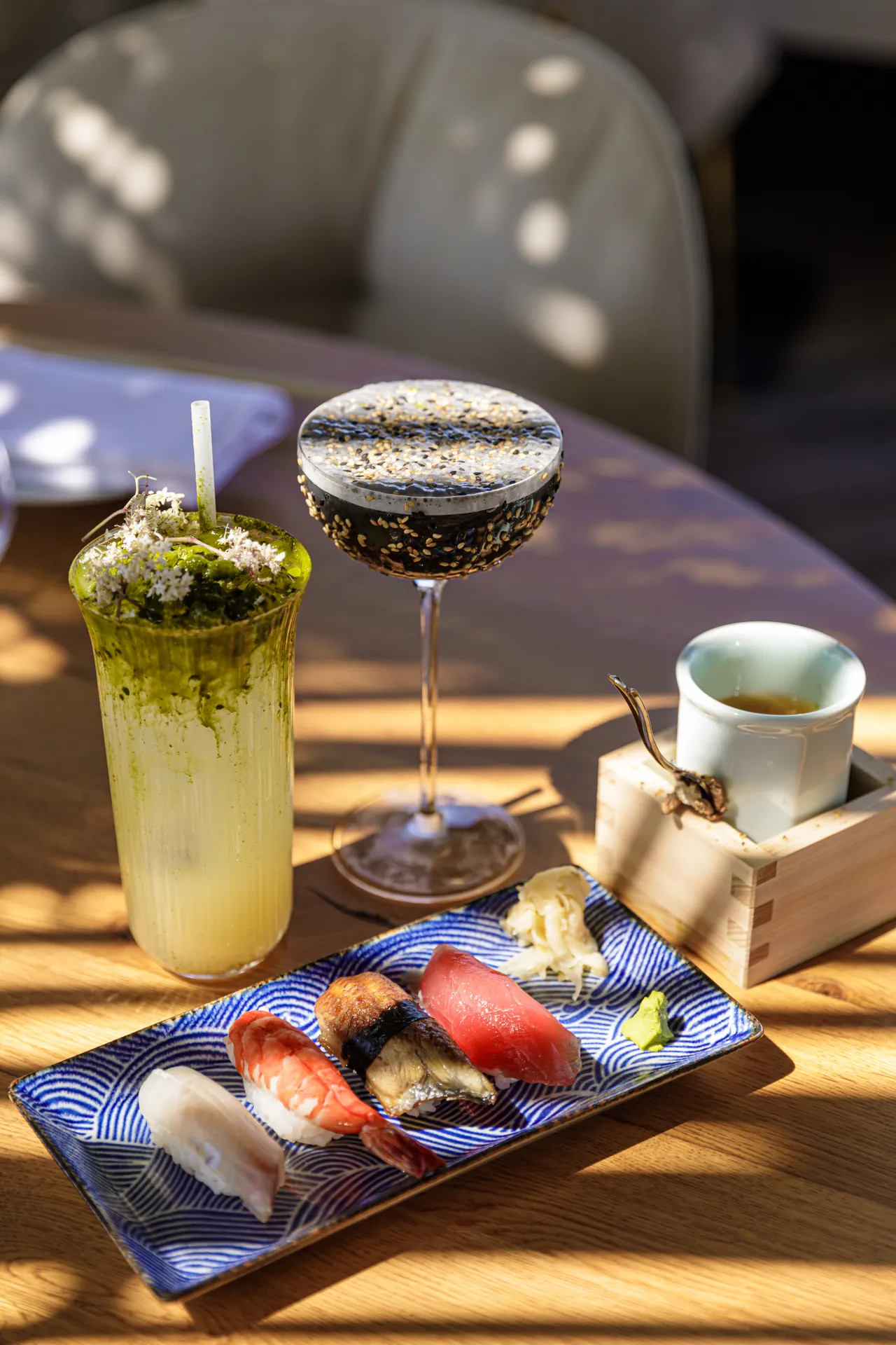 Accord cocktails et sushis servi en terrasse ensoleillée