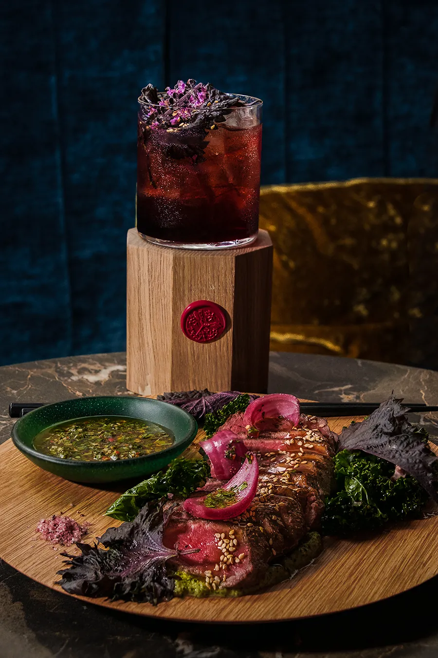 Accord mets-cocktail : bœuf tataki et cocktail rouge au bar Shinzo