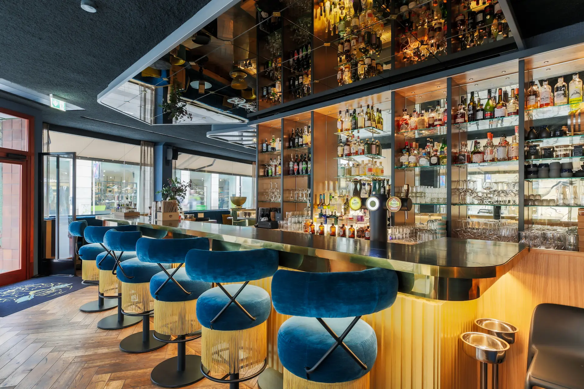 Salle et comptoir du bar Shinzo à Luxembourg