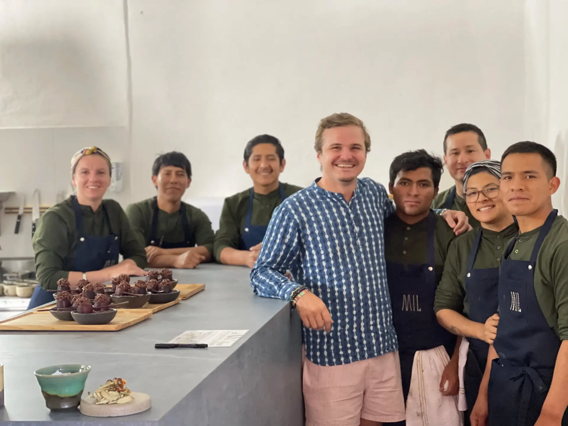 Victor Weber en cuisine avec l'équipe du restaurant MIL au Pérou