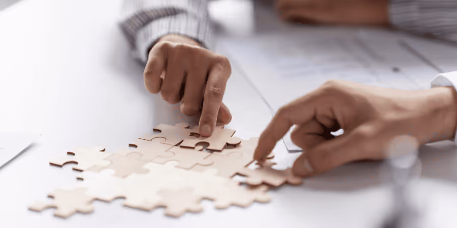 Image d'une équipe entreprise faisant un puzzle