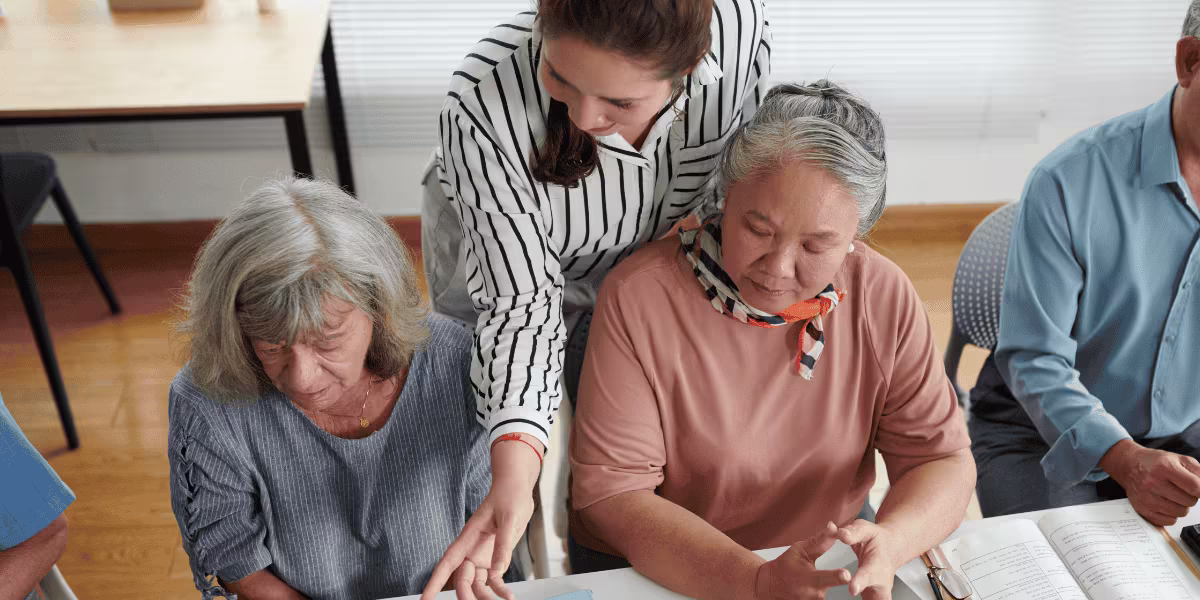 Deux personnes âgées écoutent les conseils d'une femme