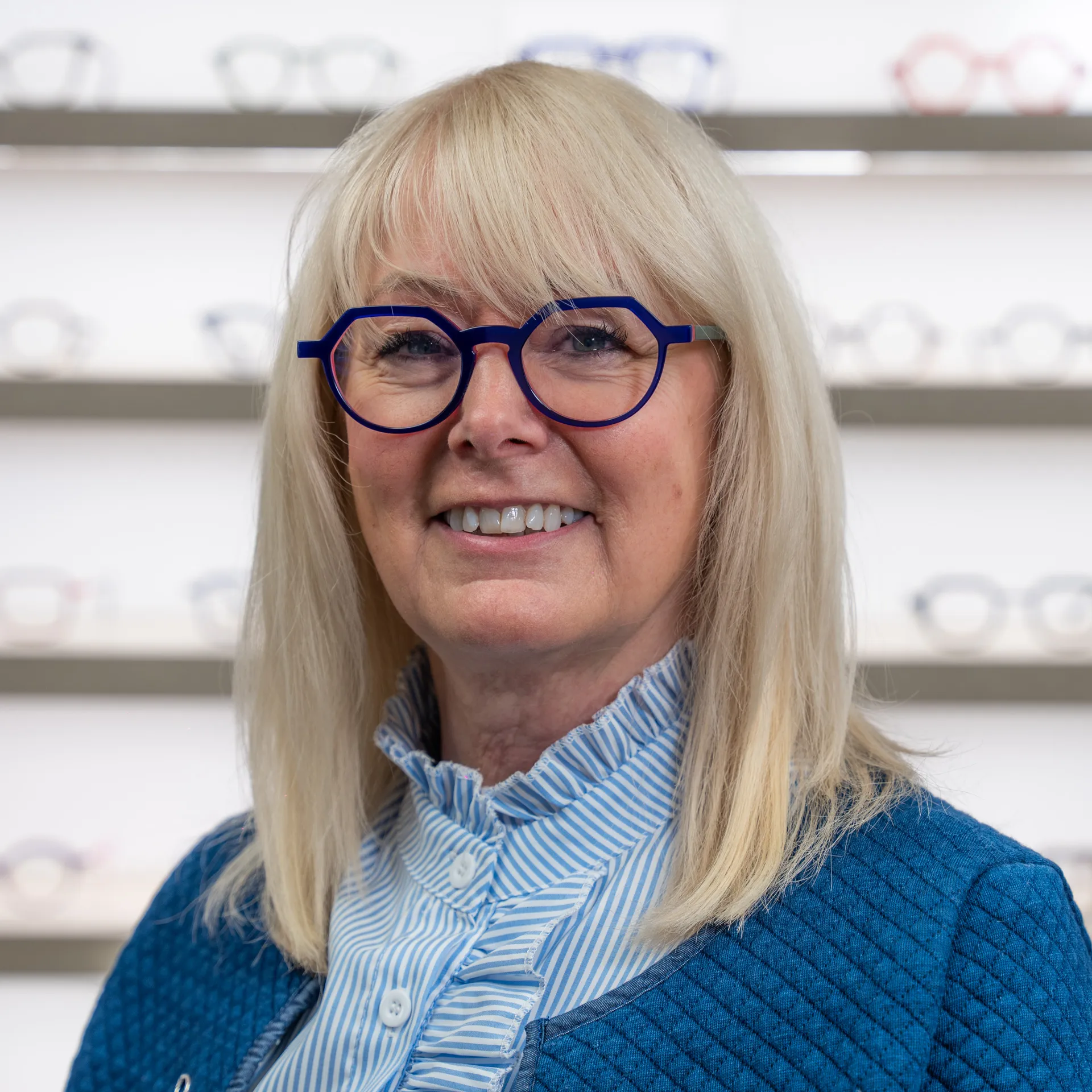 Headshot Photo of Lesley