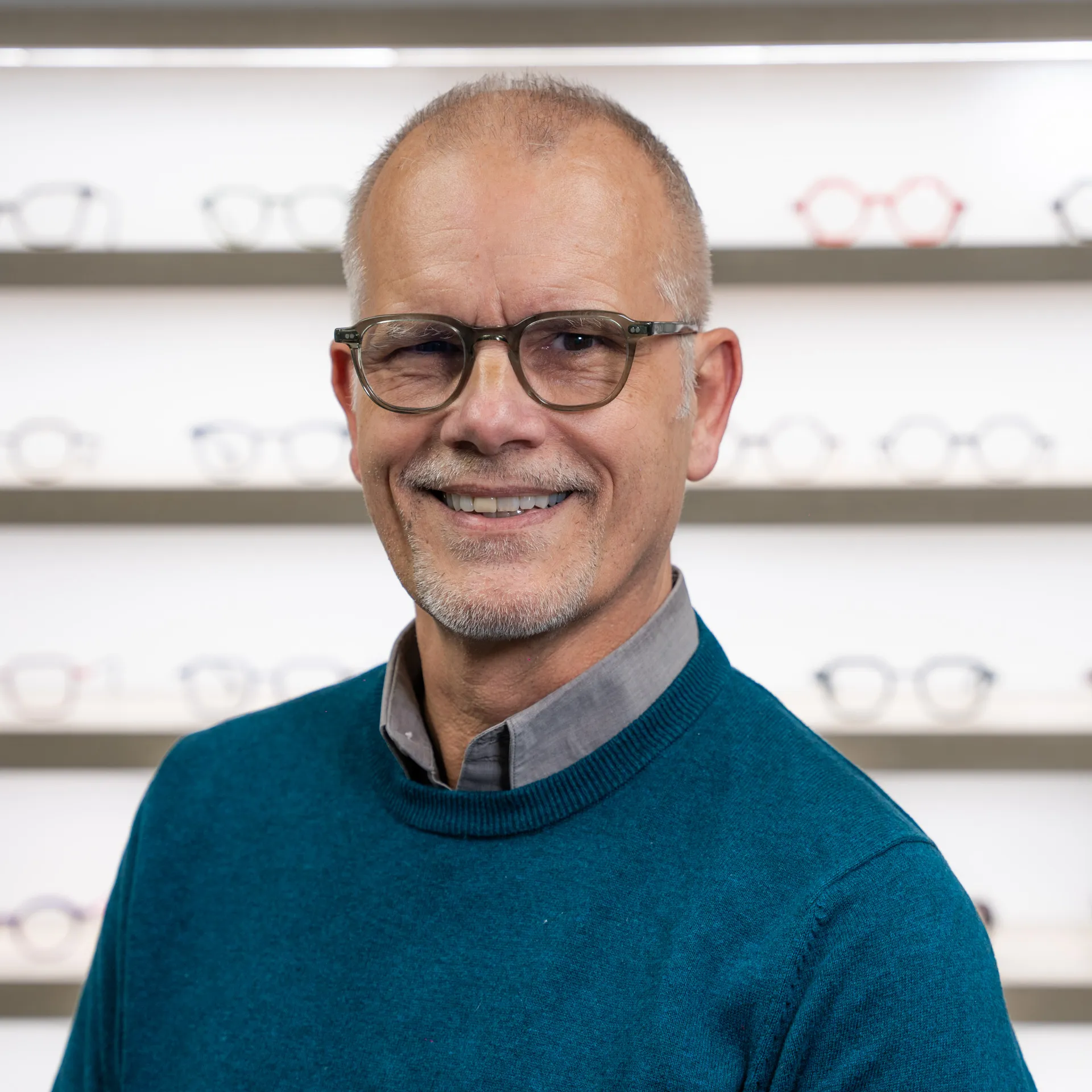 Headshot Photo of Stephen