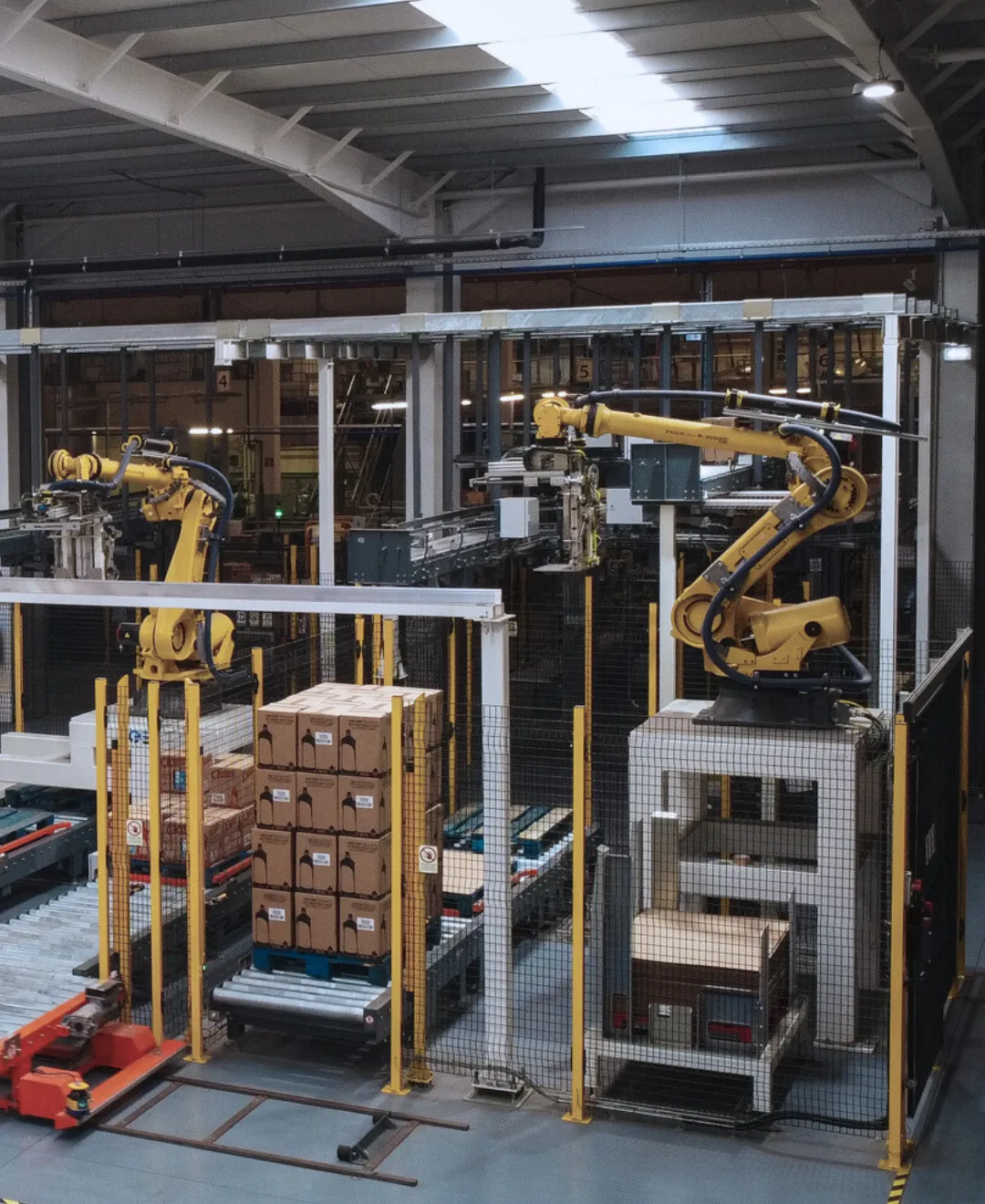 Dashboard showing production and forecast KPIs including quantity, forecast accuracy, OEE, and availability with detailed table of production, forecast, OEE percentages, and downtime categorized by run, short, medium, long, and error.