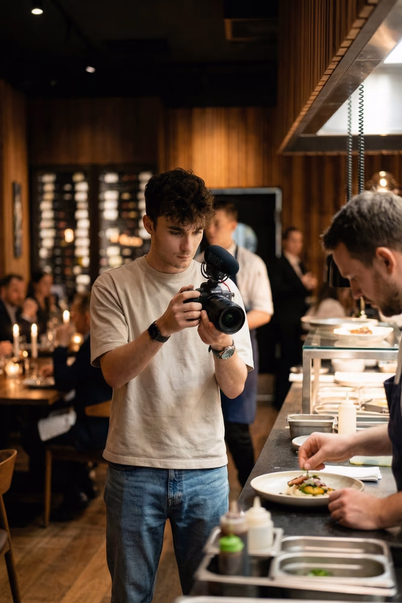 Adrian ist in einem Restaurant und filmt den Koch beim Essen zubereiten, um daraus ein Reel zu erstellen