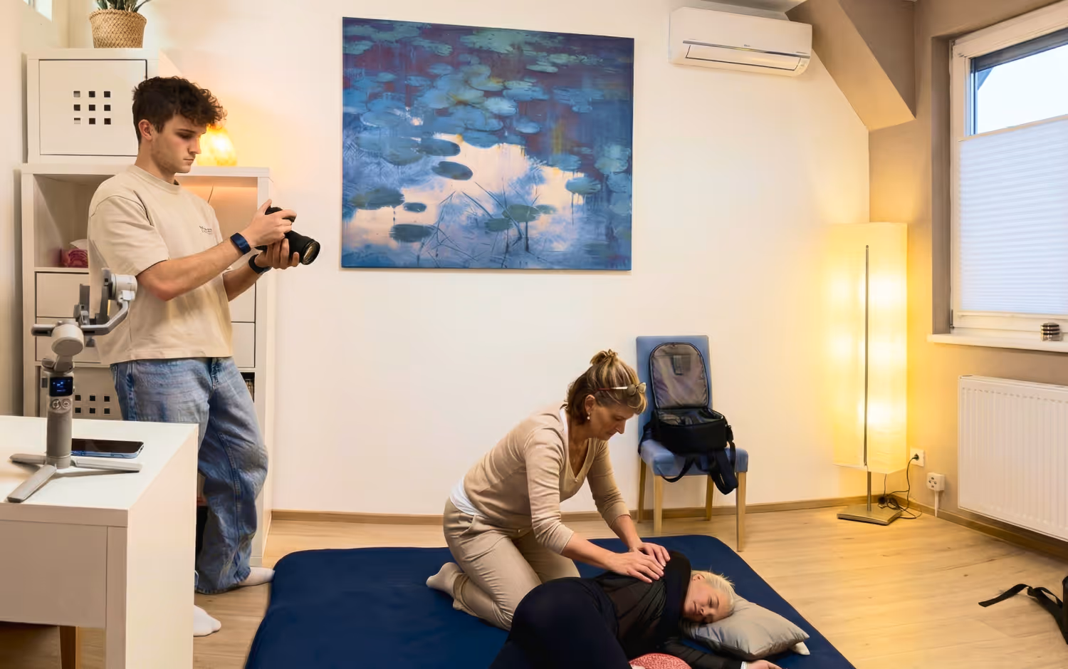 Shooting bei Praxis Grenier Vitalreset. Es wird eine Körperbehandlung gefilmt für Instagram.