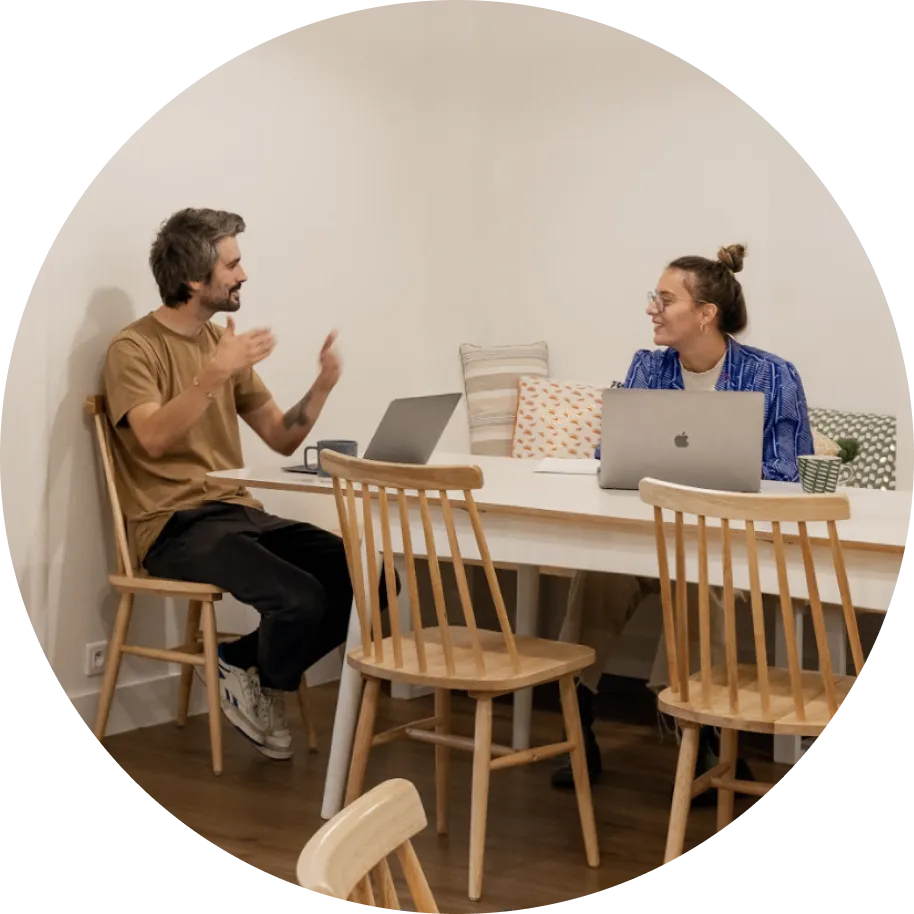 Deux personne discutant dans un bureau