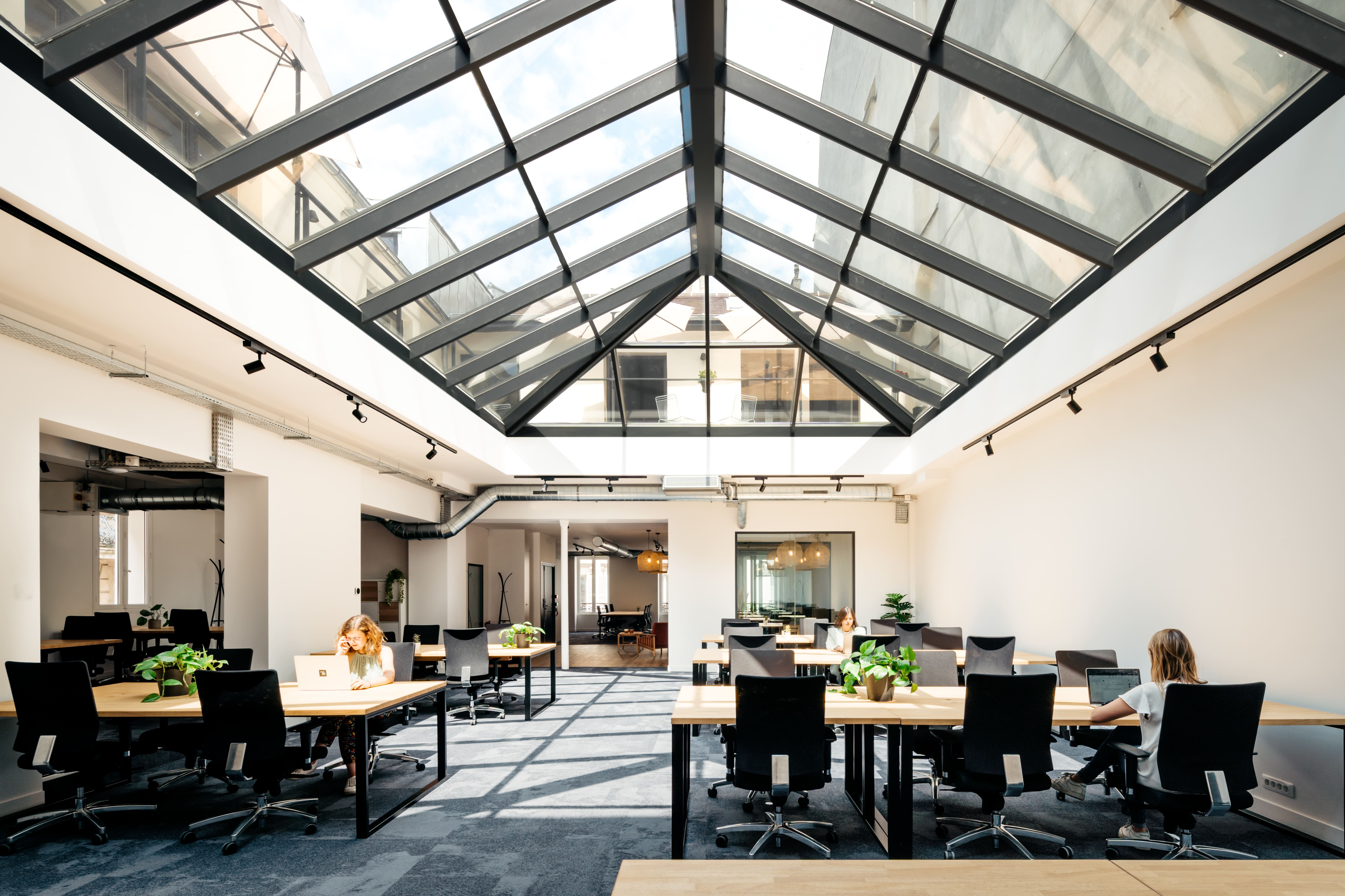 L'open space d'un bureau avec une verrière