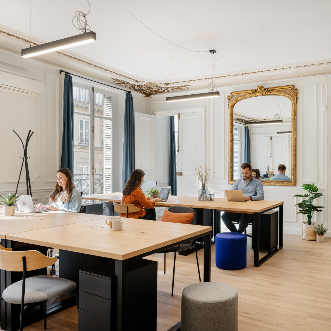 Trois collaborateurs travaillant dans un bureau