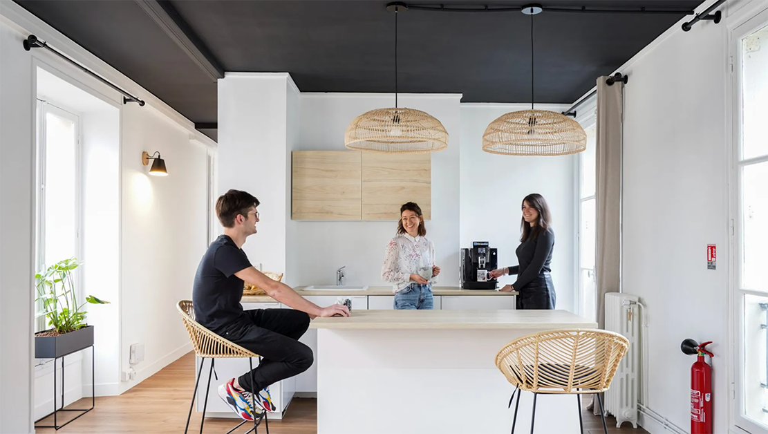 Trois personnes prenant une pause café au bureau