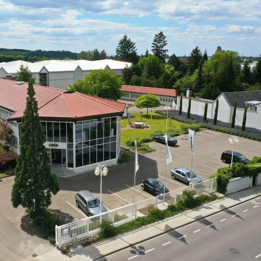 Luftaufnahme des Eingangs von LINCK mit den Besucherparkplätzen im Vordergrund.“