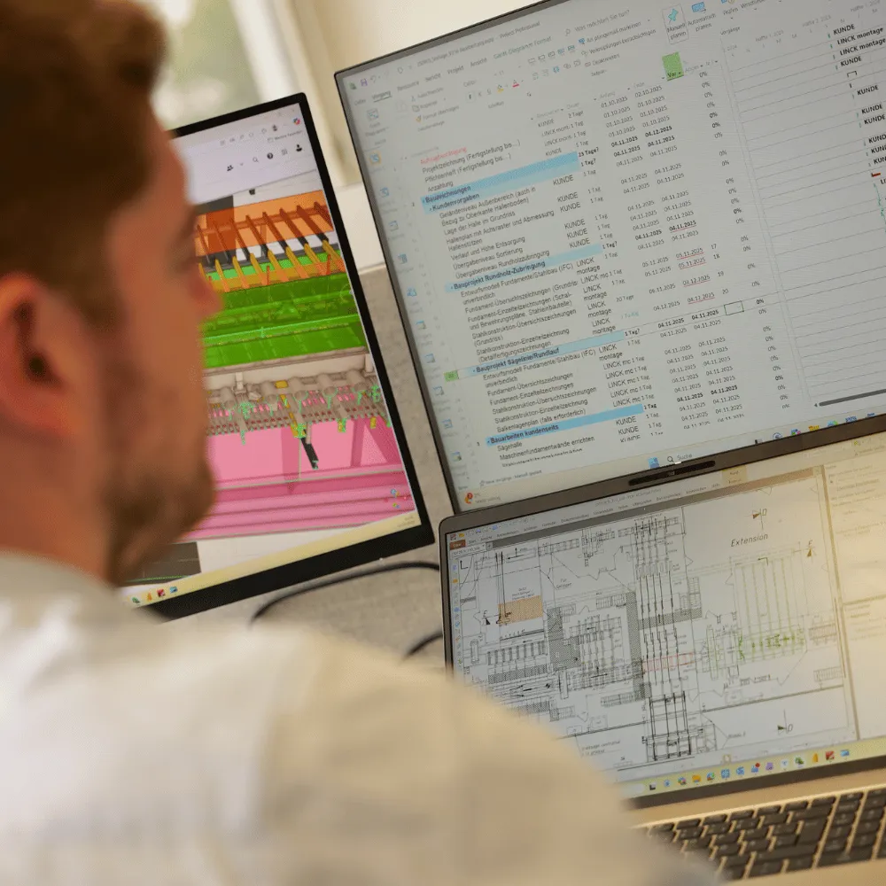 LINCK-Mitarbeiter aus dem Projektmanagement arbeitet am PC mit geöffneter Anlagenplanung und einer Excel-Tabelle auf dem zweiten Bildschirm