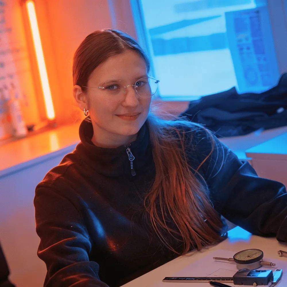 LINCK-Auszubildende sitzt am PC, tippt auf der Tastatur und lächelt in die Kamera