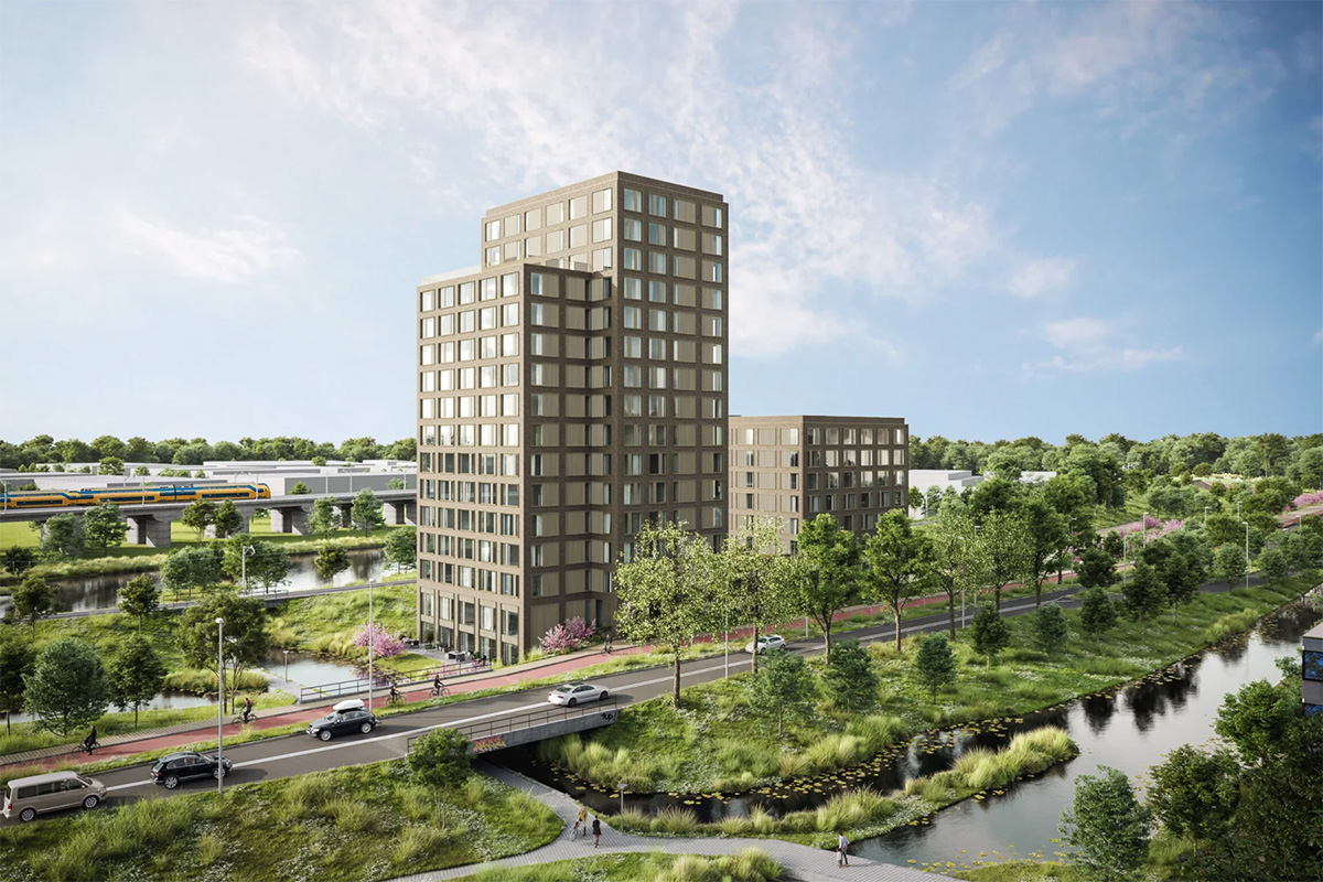Moderne hoge woontoren omgeven door groen, met een weg, fietspad, watergang en een trein op een verhoogd spoor op de achtergrond.