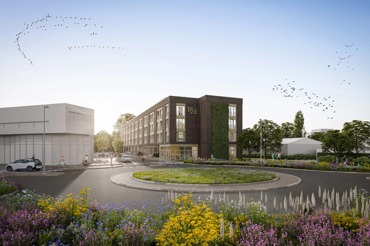 Straatbeeld van een modern middelhoog appartementencomplex met het nummer 1828 op de gevel, omringd door een rotonde, groenvoorziening, voetgangers, fietsers en vogels in de lucht.