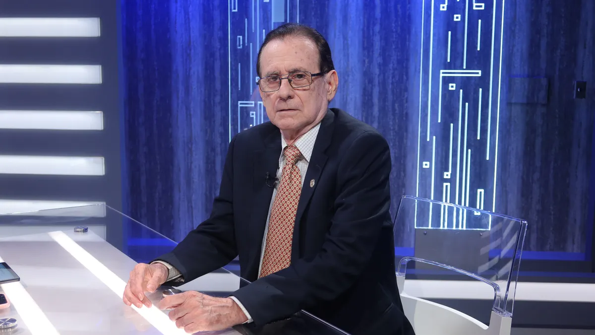 Sinopsis Detallada de las Intervenciones1. Rommel Escarriola: La historia profunda y el "choque de culturas"Introduce el tema desde una perspectiva histórica y cultural, destacando la cosmovisión mágico-religiosa de las sociedades prehispánicas, donde los curanderos combinaban un profundo conocimiento botánico con rituales.Destaca los avanzados sistemas de salud precolombinos (ej., hospitales para ancianos e incurables en Tenochtitlán) y conocimientos médicos (cirugía ocular, suturas).Describe el "choque violento de culturas" tras la llegada de los españoles, que trajo consigo un colapso demográfico masivo. El ejemplo más dramático: la viruela diezmó a la mitad de la población de Tenochtitlán (unos 10 millones) en 11 meses sin que mediara un combate, diezmando la resistencia indígena.Relata la precaria situación sanitaria en la Panamá colonial (hospitales como San Juan de Dios) y menciona enfermedades como la sífilis.2. Dr. Blas Armién: Lecciones de la historia epidemiológica y el enfoque "Una Salud" (One Health)Explica conceptos clave: endemia (enfermedad regular en un área), epidemia (aumento por encima de lo esperado) y pandemia (epidemia global).Describe, con base en estudios genéticos y paleopatológicos, cómo las migraciones humanas desde Asia a través del Estrecho de Bering hace miles de años implicaron una "pérdida de la memoria inmunológica" para ciertos patógenos, dejando a las poblaciones indígenas americanas extremadamente vulnerables.Traza un recorrido histórico de pandemias: la Peste de Justiniano (siglo VI), la Peste Negra (siglo XIV) y, crucialmente, la llegada de enfermedades del Viejo Mundo a América (viruela, sarampión, fiebre amarilla, dengue) que viajaron en barcos con humanos, animales y mosquitos.Se centra en Panamá, vinculando la aparición de enfermedades con hitos históricos: el Camino Real, el ferrocarril transístmico y la construcción del Canal. Destaca el éxito de William Gorgas en erradicar la fiebre amarilla urbana a inicios del siglo XX mediante ingeniería sanitaria.Ilustra el concepto "One Health" (Una Salud) con el ejemplo del Hantavirus en Azuero, mostrando cómo la alteración de ecosistemas para agricultura y ganadería modifica la ecología de roedores, incrementando el riesgo de transmisión a humanos.Concluye que las Américas son una "tierra de inmigrantes" donde los patógenos introducidos han tenido efectos catastróficos, y que el futuro requiere un abordaje integral que considere humanos, animales y ambiente.3. Dr. Juan Miguel Pascale: De la Influenza Española al COVID-19, similitudes y vacunasEstablece un paralelo entre la pandemia de Influenza de 1918 y la actual de COVID-19, destacando similitudes conductuales humanas: el uso obligatorio de mascarillas, la existencia de movimientos "anti-mascarillas", la saturación de los sistemas funerarios, la búsqueda de "curas milagrosas" y la desinformación.Señala una diferencia clave: Panamá, gracias a estrictas cuarentenas implementadas por las autoridades sanitarias de la Zona del Canal, logró evitar el impacto masivo de la Influenza Española, con apenas unos cientos de casos y pocas muertes.Explica la naturaleza del virus SARS-CoV-2, sus variantes de preocupación (alfa, delta, etc.) y cómo surgen debido a la transmisión activa.Hace una defensa contundente de la vacunación como la herramienta de salud pública más eficaz después del agua potable. Muestra gráficamente cómo las vacunas erradicaron la viruela y controlaron drásticamente enfermedades como el sarampión y la polio.Describe los diferentes tipos de vacunas contra el COVID-19 (ARNm, vector viral, etc.) disponibles en Panamá.Concluye con lecciones críticas:Esta no será la última pandemia. La historia se repite en patrones de comportamiento humano.Es imperativo apoyar la ciencia local para desarrollar capacidades de diagnóstico, secuenciación y respuesta autónoma.La vacunación masiva y equitativa a nivel global es la única manera de detener la transmisión y la aparición de nuevas variantes. La inequidad en el acceso a las vacunas es un problema mundial que prolonga la pandemia.Preguntas del Público:Se abordaron temas como el registro histórico de pandemias en Panamá (disperso y por centralizar), las estrategias para detener nuevas variantes (distanciamiento, mascarillas y vacunación global equitativa) y la transparencia en la composición de las vacunas.Reflexión Final (Moderadora y Escarriola):Se destaca que, a pesar del avance científico, la naturaleza humana (el miedo, la negación, la desinformación) se repite en cada crisis sanitaria.Se subraya la necesidad de un enfoque interdisciplinario que combine ciencias de la salud, historia, ciencias sociales y ecología para comprender y enfrentar las pandemias.La conversación cerró enfatizando que conocer la historia no es un lujo, sino una herramienta vital para no repetir errores y estar mejor preparados.‍