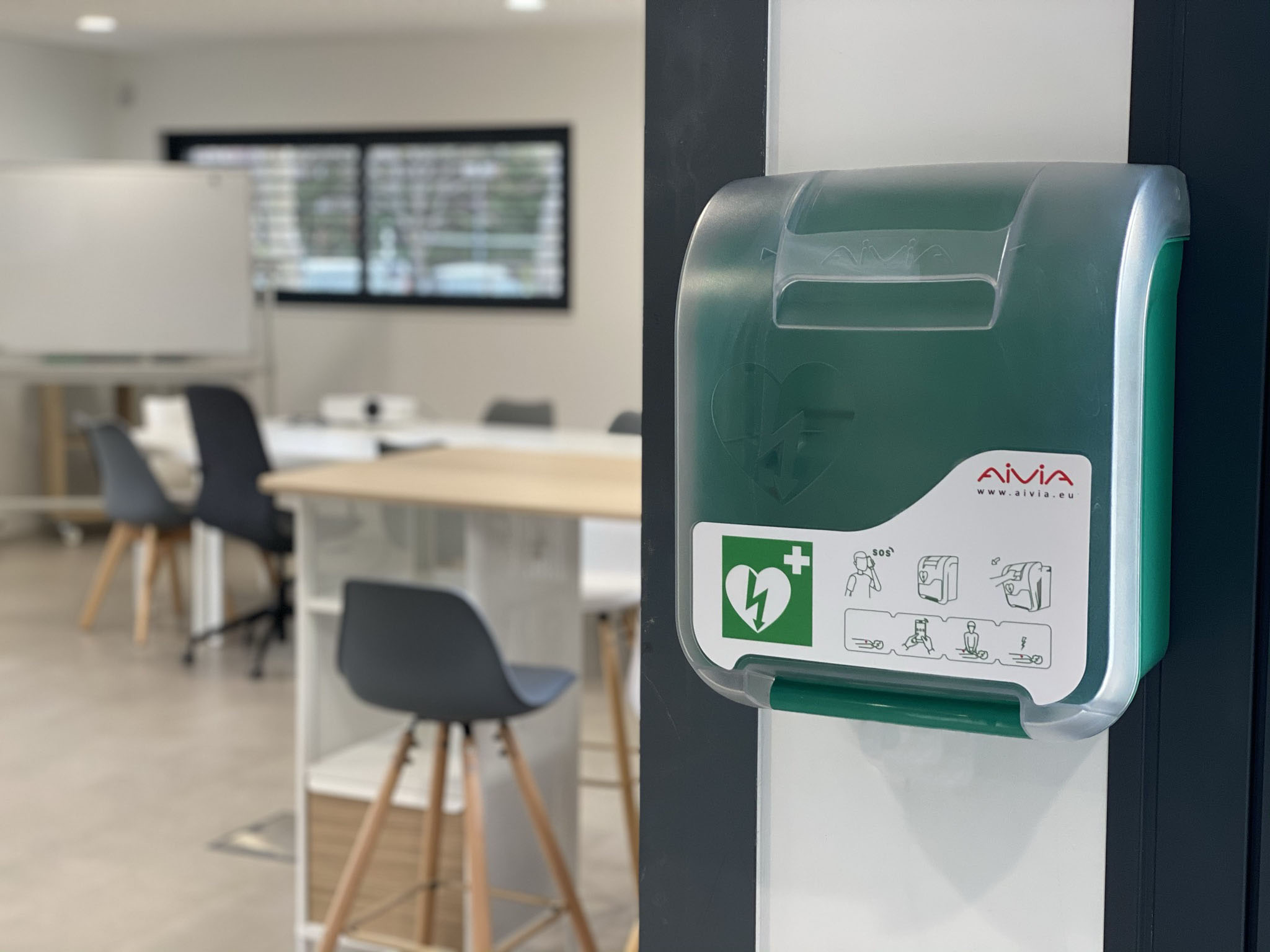 Teca di contenimento da interno per defibrillatore. Rendering in un ufficio..