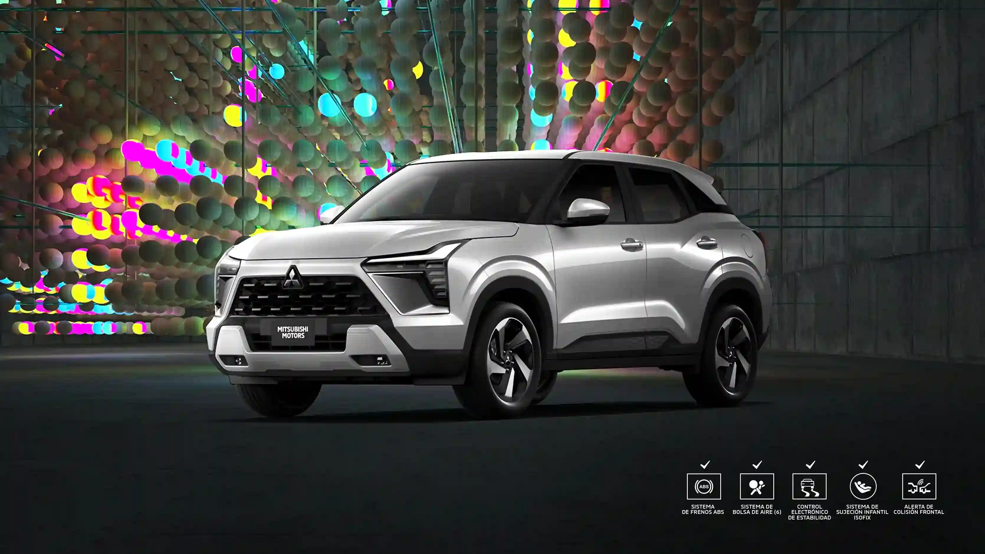 Mitsubishi Outlander Sport gris con fondo de luces