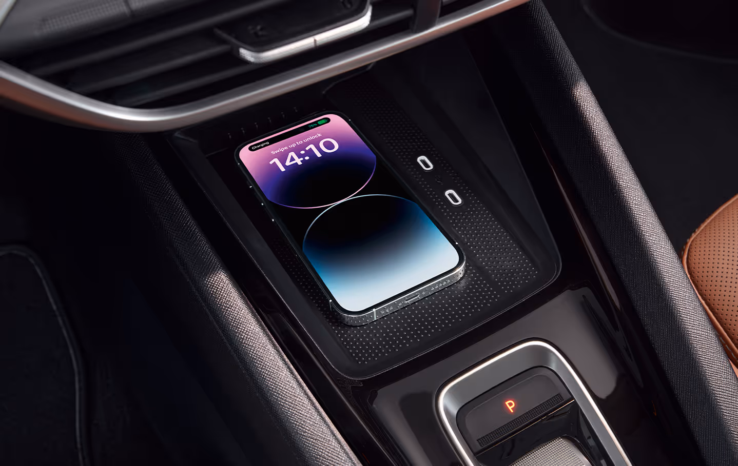 Detailaufnahme der in der Mittelkonsole des Škoda Octavia Balance integrierten Phonebox, auf der ein Smartphone zum kabellosen Laden platziert ist. Die Perspektive zeigt zudem die USB-C-Anschlüsse sowie den kompakten Wählhebel im unteren Bildbereich.