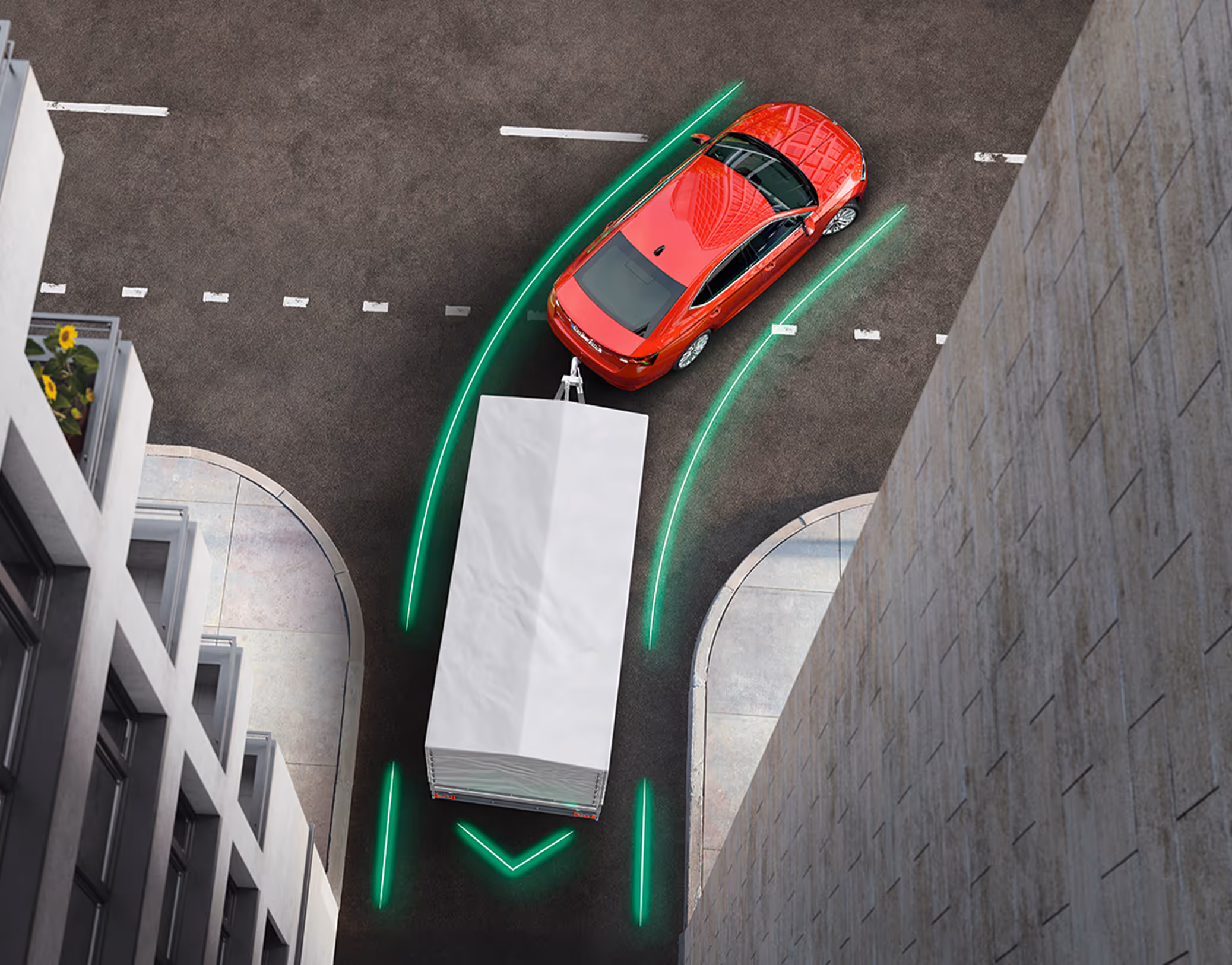 Animation des Anhängerrangierassistenten: Eine rote Škoda Octavia Limousine manövriert aus der Vogelperspektive rückwärts mit einem Anhänger in eine schmale Gasse zwischen zwei hohen Gebäuden. Leuchtend grüne Linien visualisieren den vom System gesteuerten Fahrweg des Gespanns.