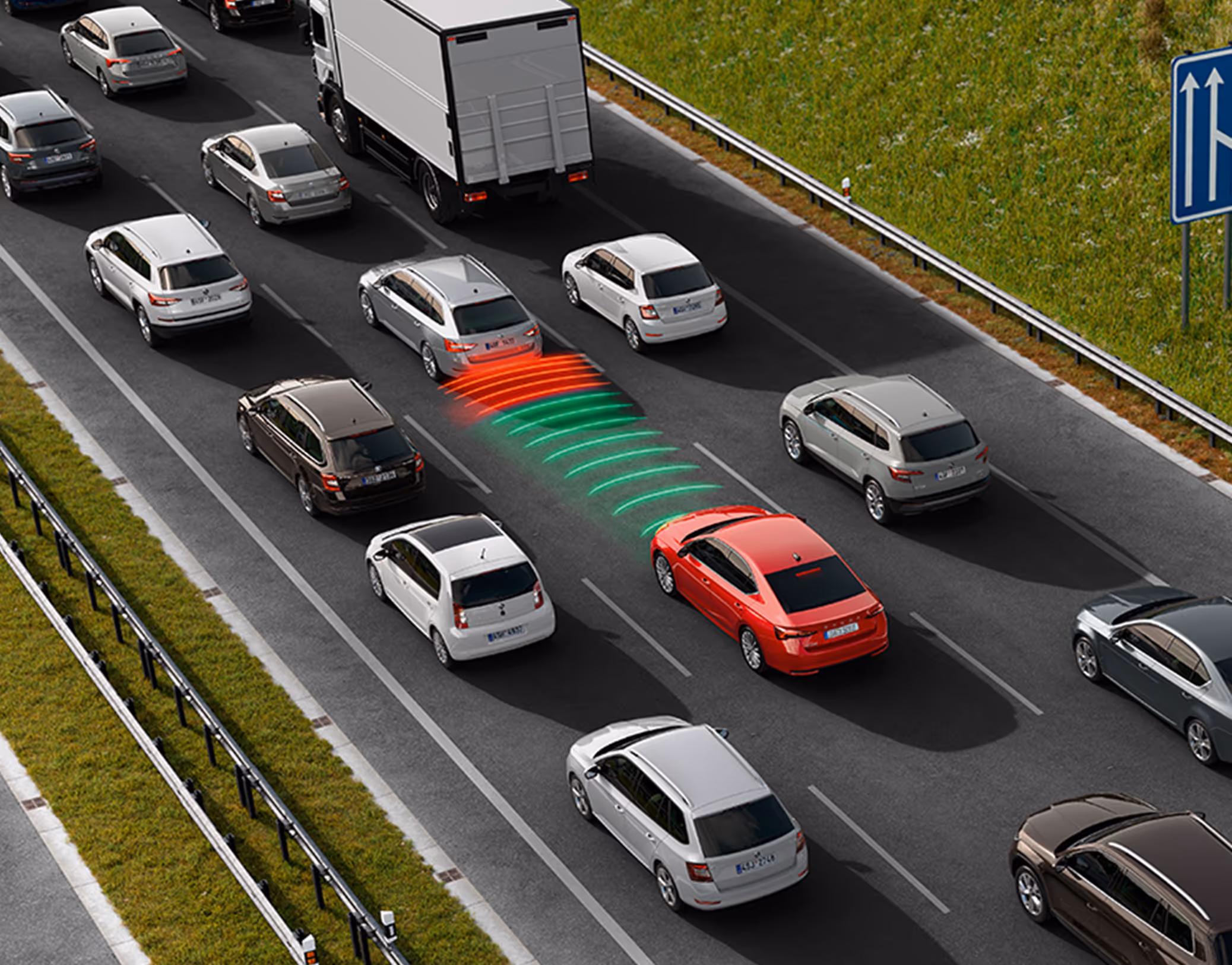 Animation des Stauassistenten: Eine rote Škoda Octavia Limousine im dichten Verkehr auf einer Autobahn. Das Fahrzeug beschleunigt, bremst und lenkt teilautomatisiert und folgt unter Einhaltung der Abstandsregelungen dem Verkehrsfluss.