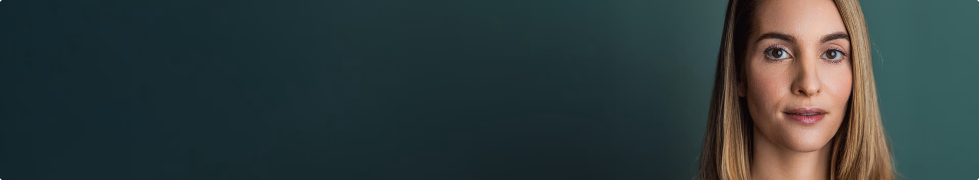 Portrait d'une femme avec des cheveux longs blonds et un fond vert foncé.