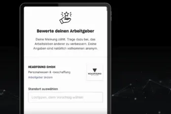 Smartphone mit einem Feedback-Formular in deutscher Sprache zur anonymen Bewertung eines Arbeitgebers.
