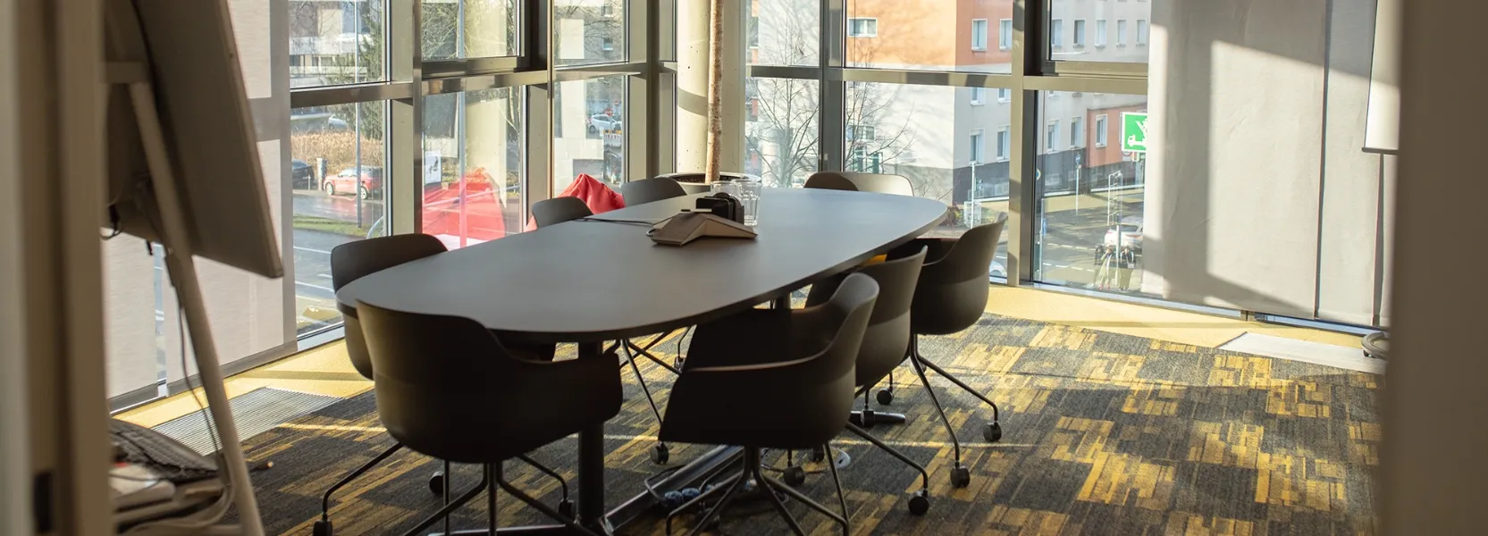 Vier Personen arbeiten in einem modernen, industriellen Labor mit Maschinen und Ausrüstung.