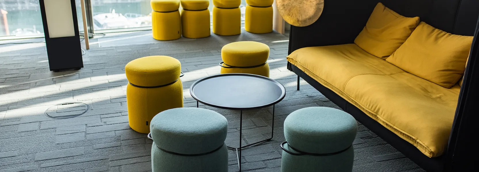 Moderner Gebäudedurchgang des Microsoft Gebäudes in Köln mit breiten Treppen.