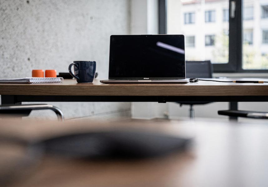Ein sauberer Schreibtisch mit aufgeklapptem Laptop – bereit für fokussiertes Arbeiten im digitalen Umfeld.