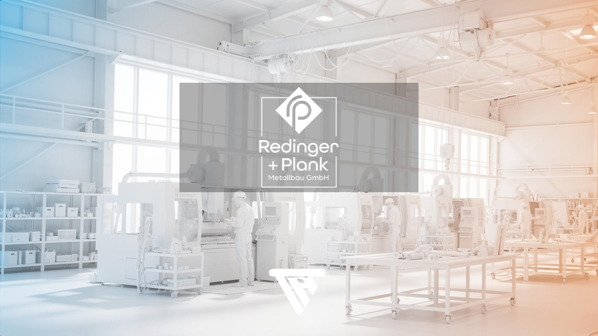 Case Study Header mit Redinger + Plank Logo vor einer Metallbau-Werkstatt mit Maschinen und Mitarbeitern